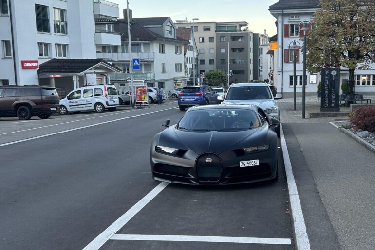 [Bugatti Chiron Sport Noire] casually parked