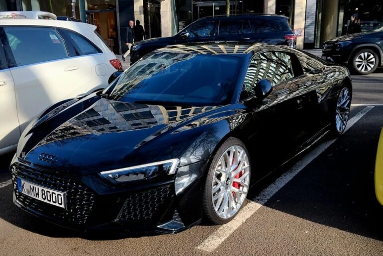 [Audi R8] and [Ferrari Roma] spotted in Düsseldorf today
