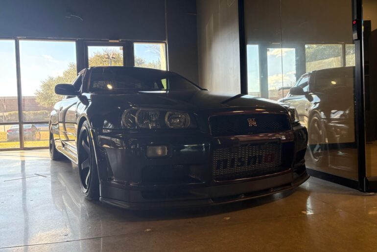 [Nissan GT-R R34 V-Spec] at a coworking space