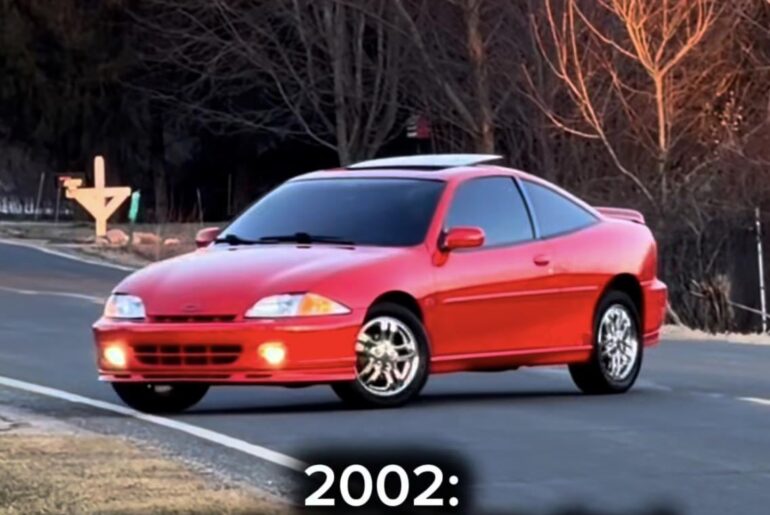 Low rise jeans and blonde highlights.