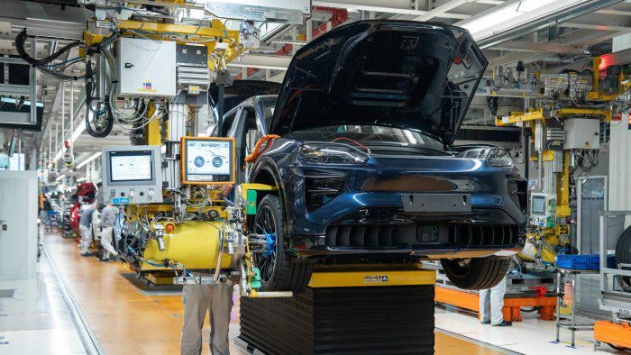 Porsche starts production of the Cayenne Electric and strengthens battery expertise