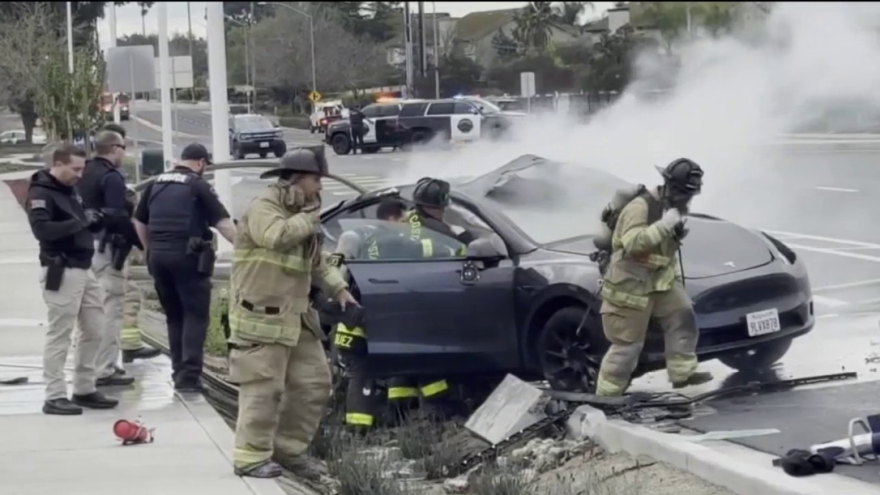 Oakley car crash leaves man dead