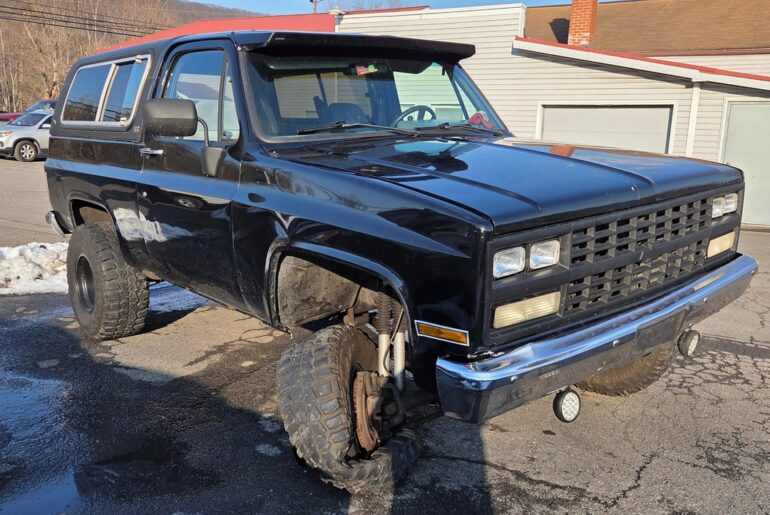 Saw this 1991 Blazer at my local mechanic, I can see why it's there lmao.