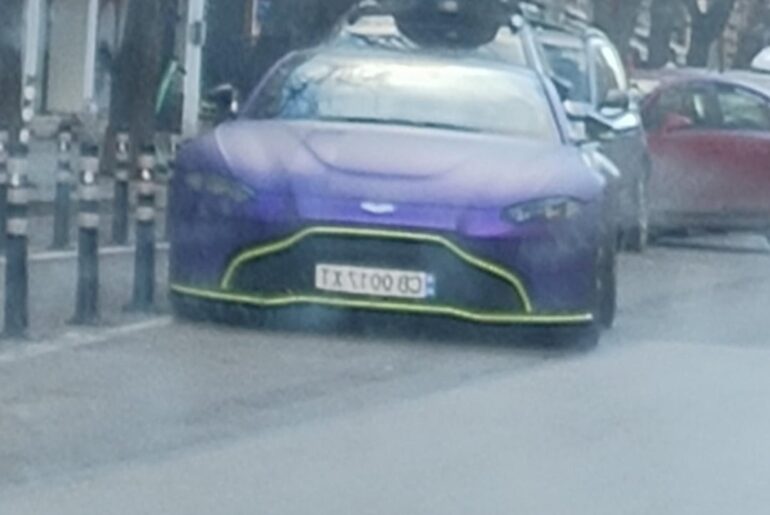 [Aston Martin Vantage] hanging out