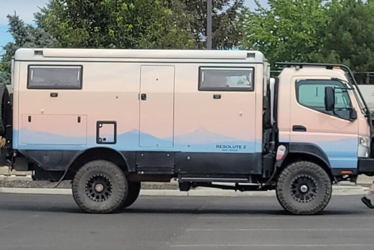 [EarthCruiser FX] Forgot about this neat thing I saw (broke down in our lot tho)