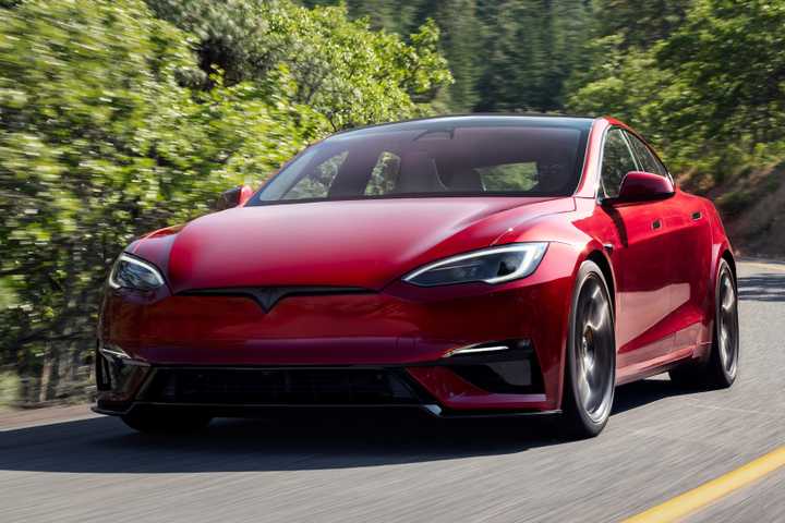 2025 Refreshed Tesla Model S Plaid front 3/4