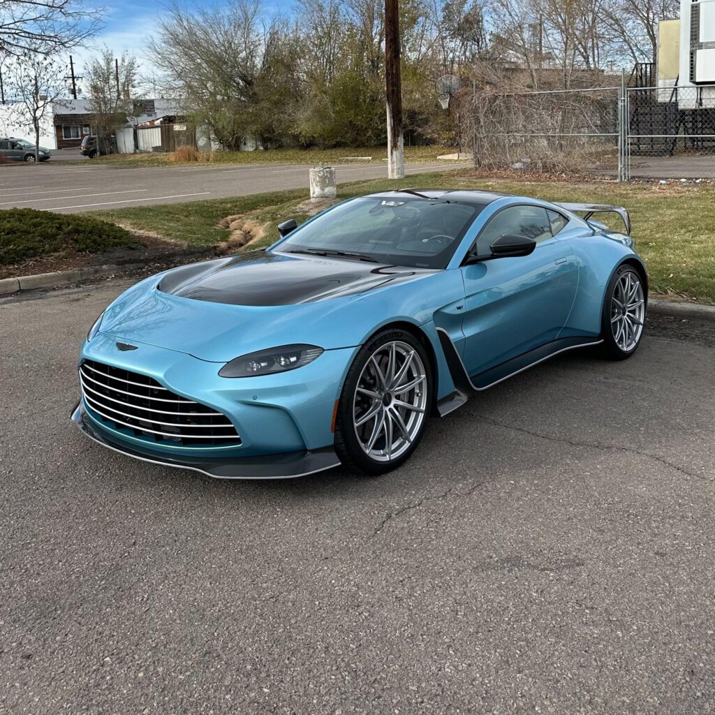 Aston Martin V12 Vantage [2453x2453]