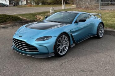 Aston Martin V12 Vantage [2453x2453]