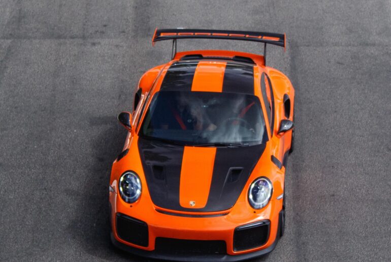 Look at this beautiful [Porsche 911 GT2 RS] in orange 🔥🧡