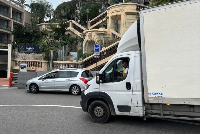 Usually, a [Fiat Ducato] isn’t the kind of vehicle you see in carspotting, but this cheerful guy saw me photographing a [Bugatti]  in Monaco and asked me to take a picture of his van too. Let’s support the guy!