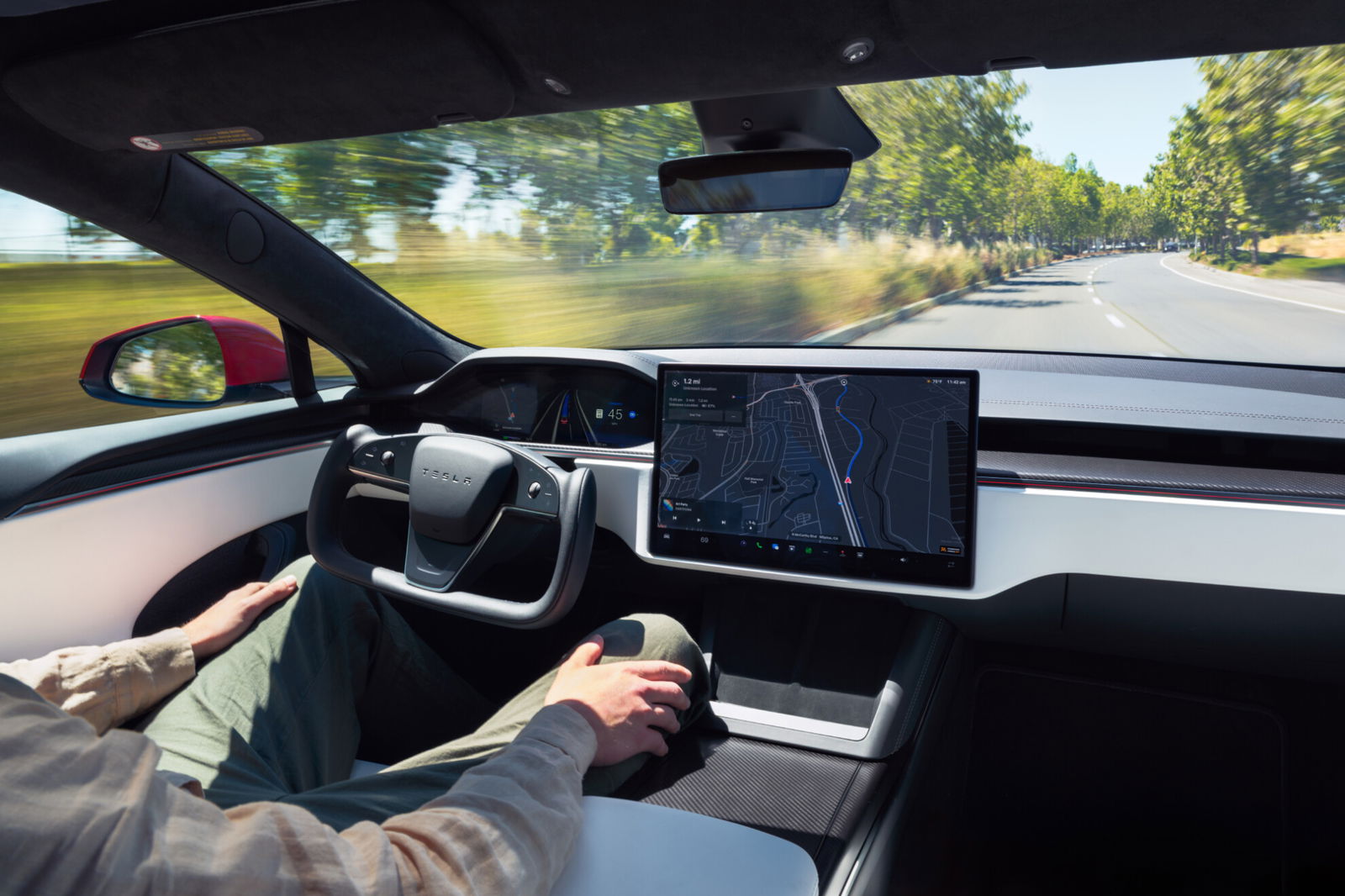 Tesla Model S fitted with a 'yoke', driving with Full Self-Driving activated