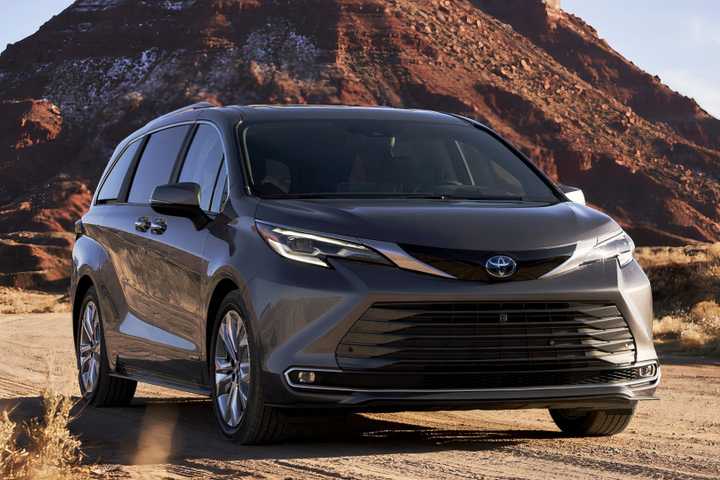 2024 Toyota Sienna front 3/4