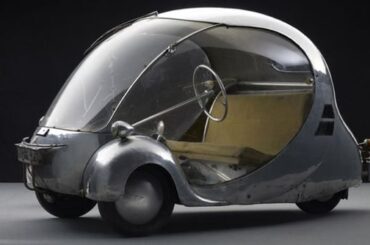 This is the L'Oeuf Electrique, a futuristic electric cyclecar prototype from 1938, designed by Parisian industrial designer Paul Arzens and built in 1942.