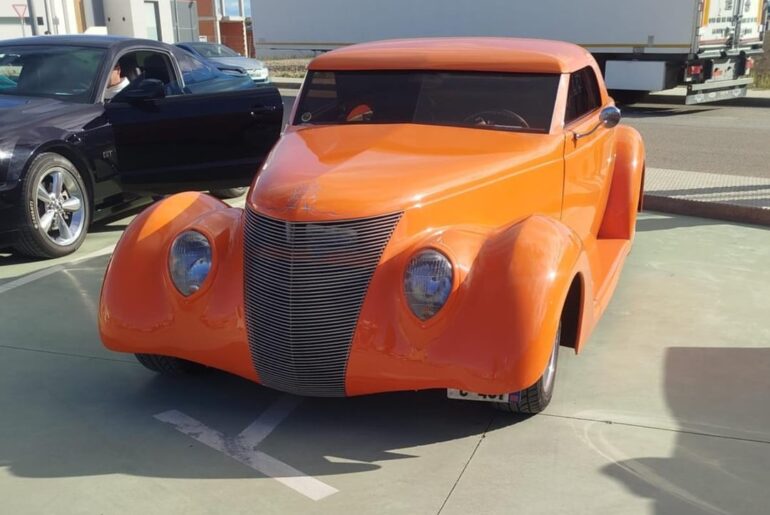 Tuned Ford Deluxe spotted in Cox,Spain.