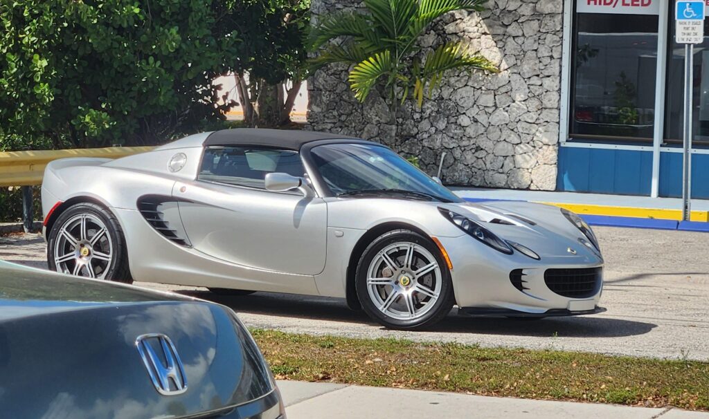 Spotted a wild [ Lotus Elise ] in South Fl