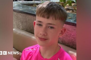 Finley Dawson wearing a pink t-shirt