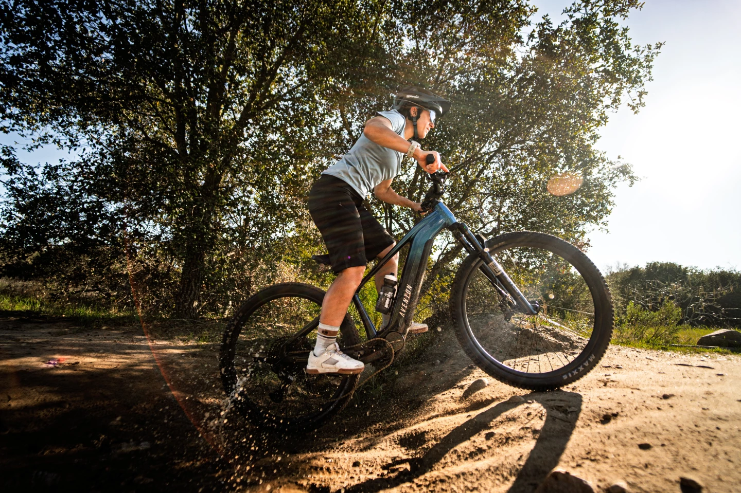 With 130 mm of front suspension travel and tubeless-compatible tires, the Ramblas ADV is designed to confidently handle rugged terrain