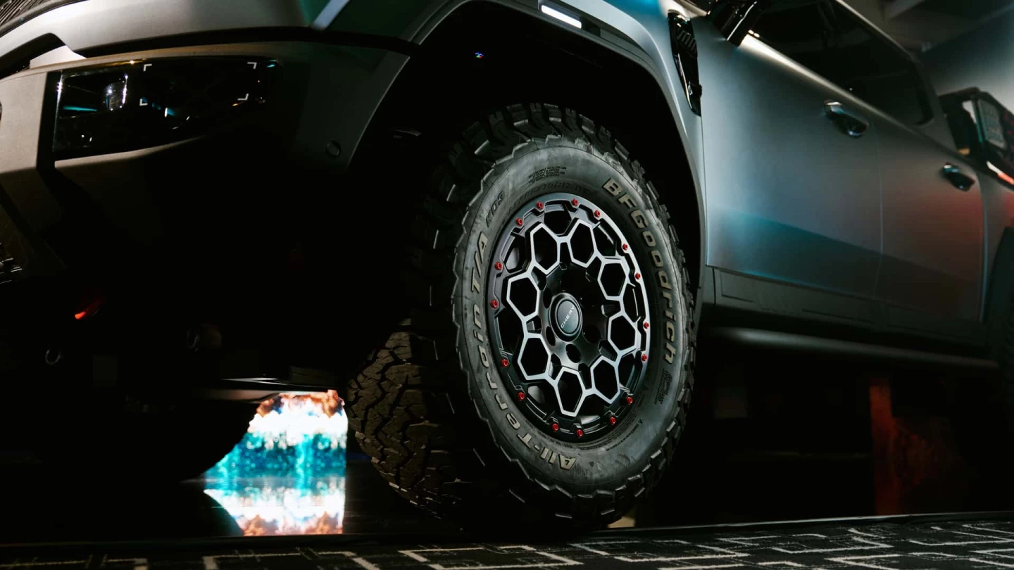 It rolls on 285/70 R17 all-terrain tires from BF Goodrich