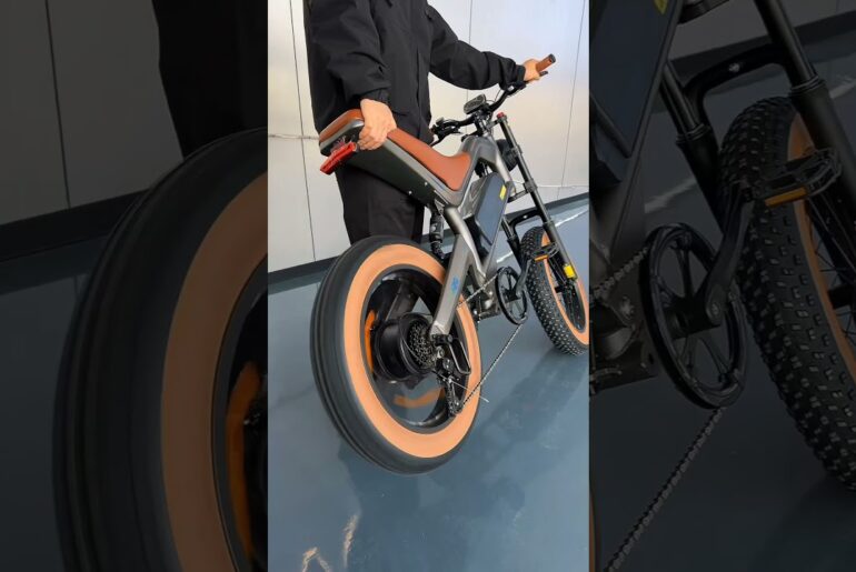 The road isn’t always smooth,but the ride can still be steady.#ebike #dyu #cityride #bikelife