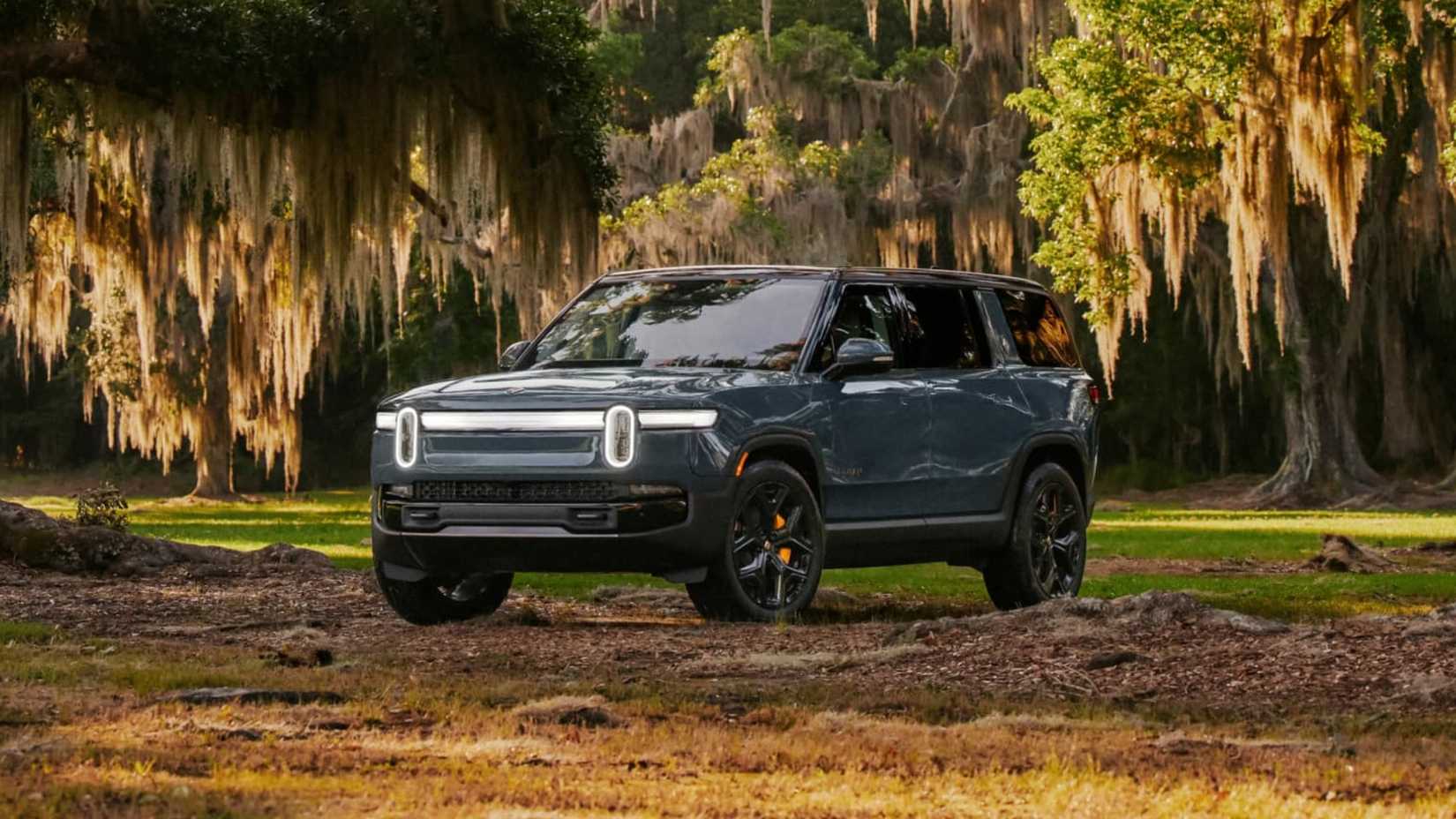 2026 Rivian R1S front, three-quarter