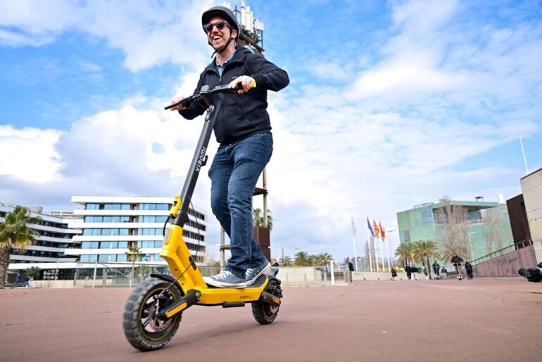 I rode the Xiaomi Electric Scooter 6 Ultra, and it gives Segway and Apollo a run for their money