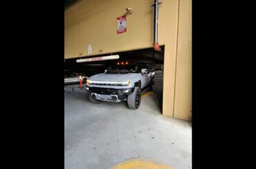 pov: recibiendo una Hummer EV #automobile #valet #luxury #miami #shorts #pov #parati #hummer