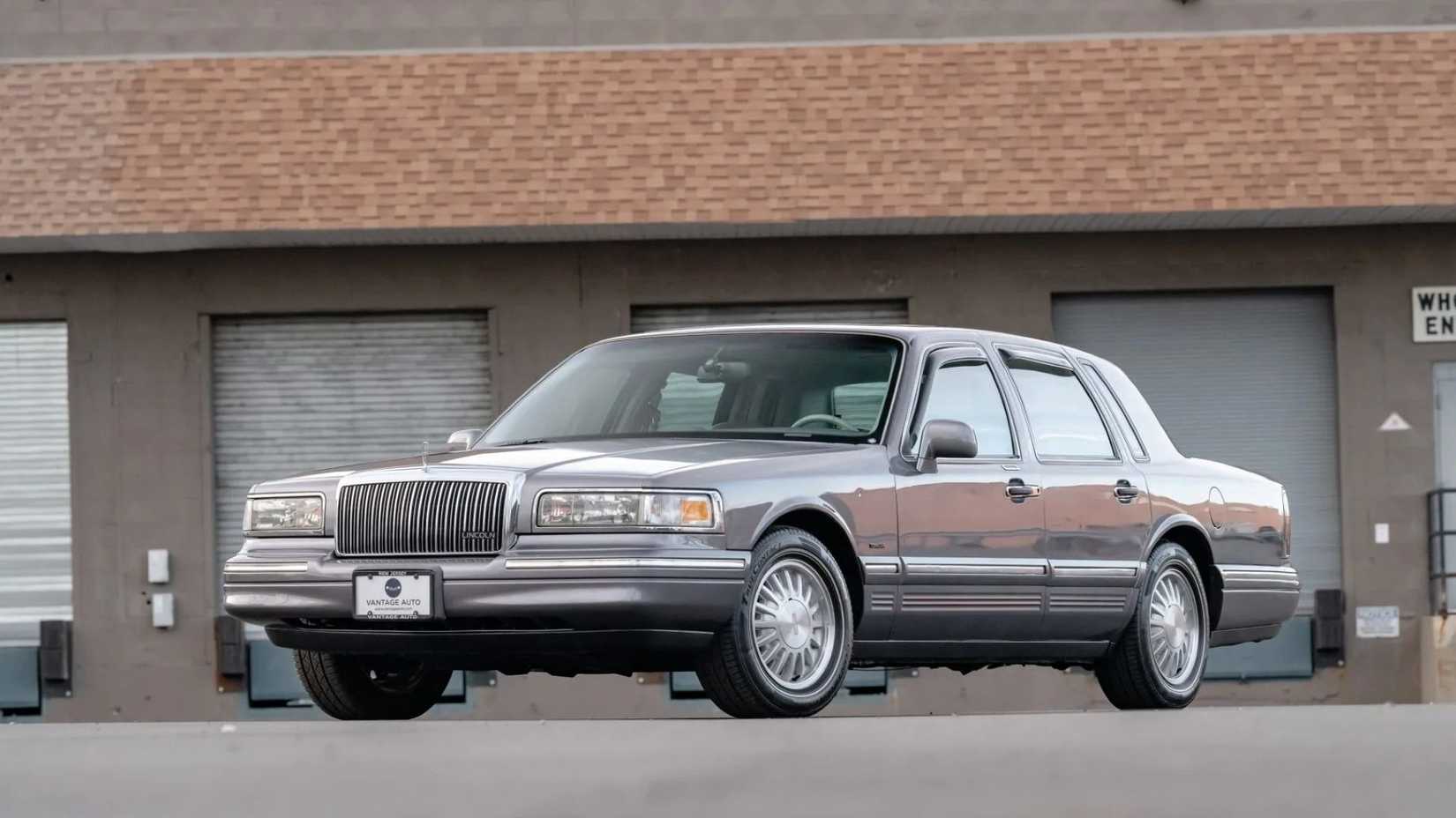 1995 Lincoln Town Car front, three-quarter