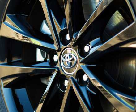 Close-up shot of 2018 Toyota RAV4 Adventure alloy wheel.
