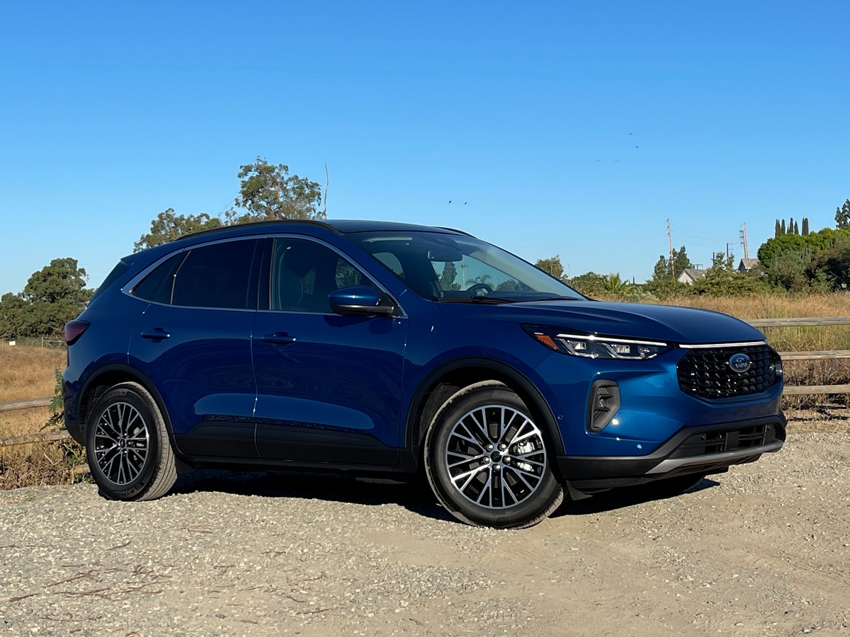 2023 Ford Escape PHEV Blue, right front three quarters.