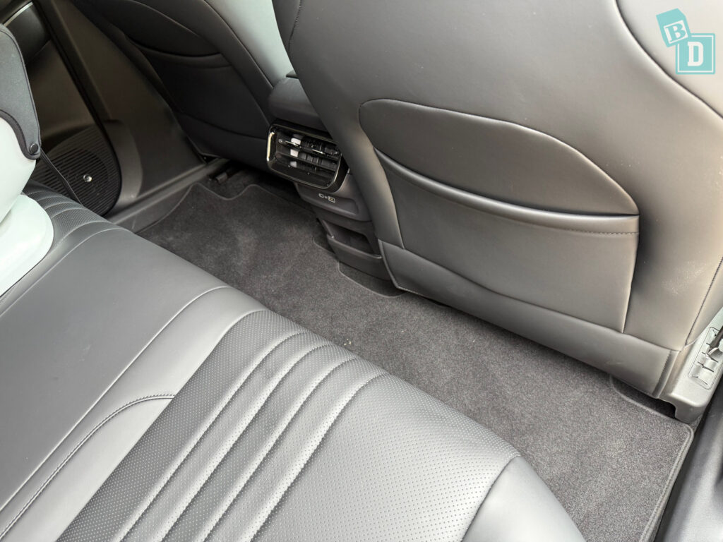 Flat rear footwell and kick room in the Geely Starray