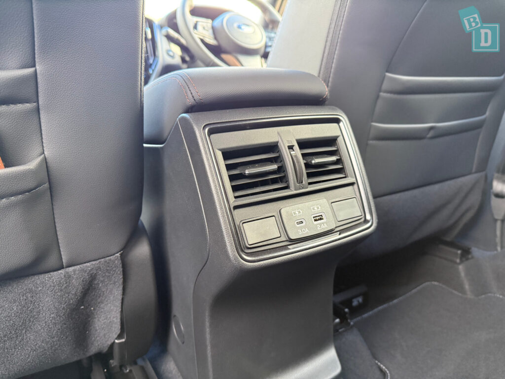 Rear air vents and USB sockets in the Subaru Forester