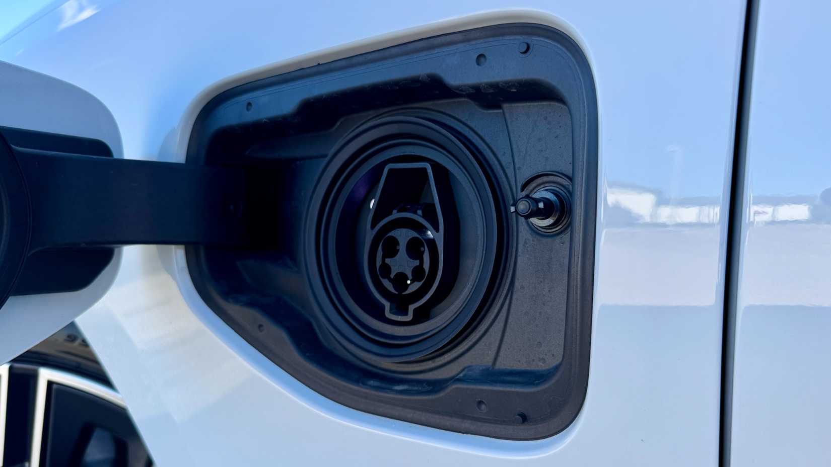 2026 BMW 5 Series Hybrid plug