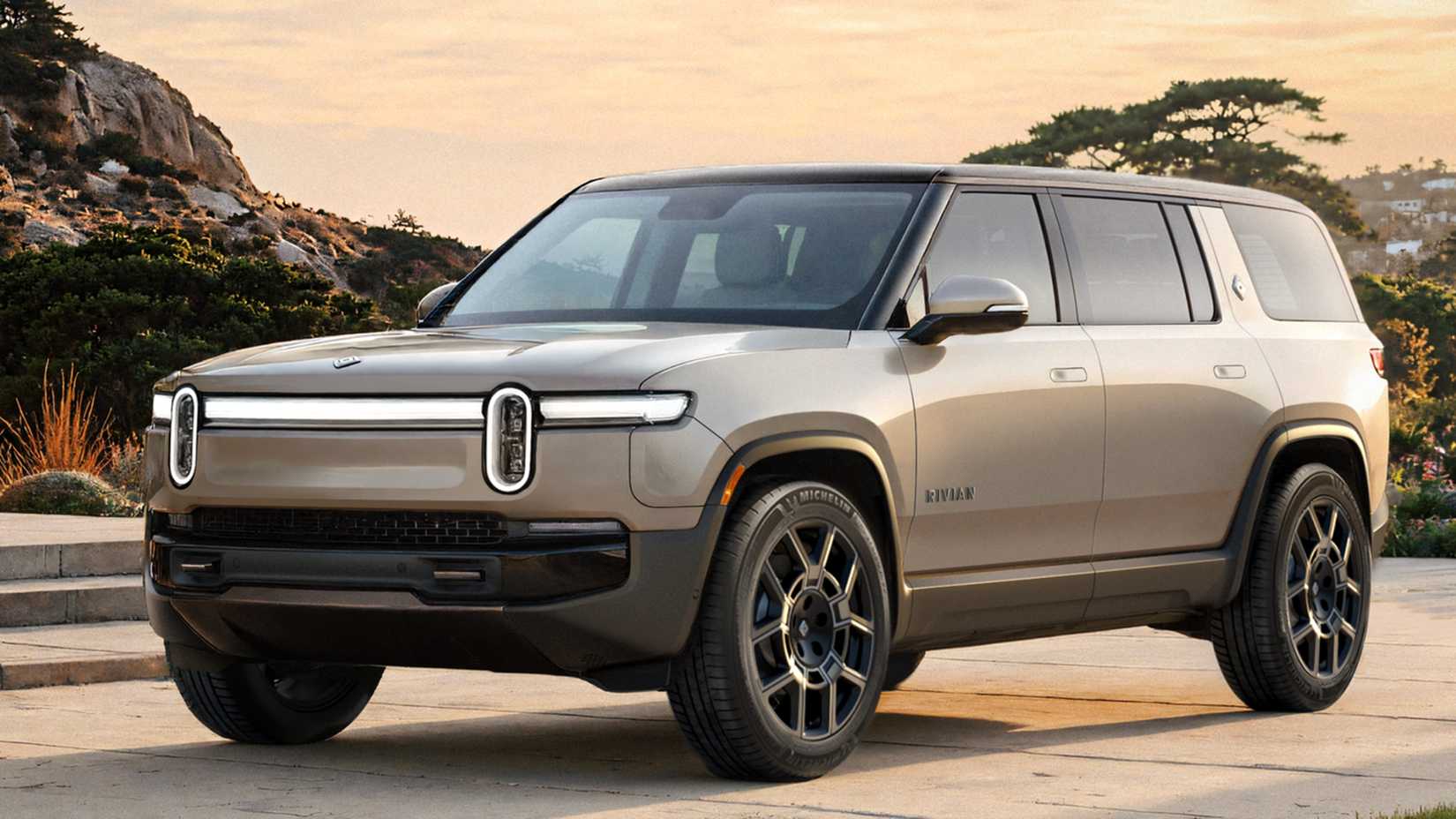 2026 Rivian R1S front, three-quarter