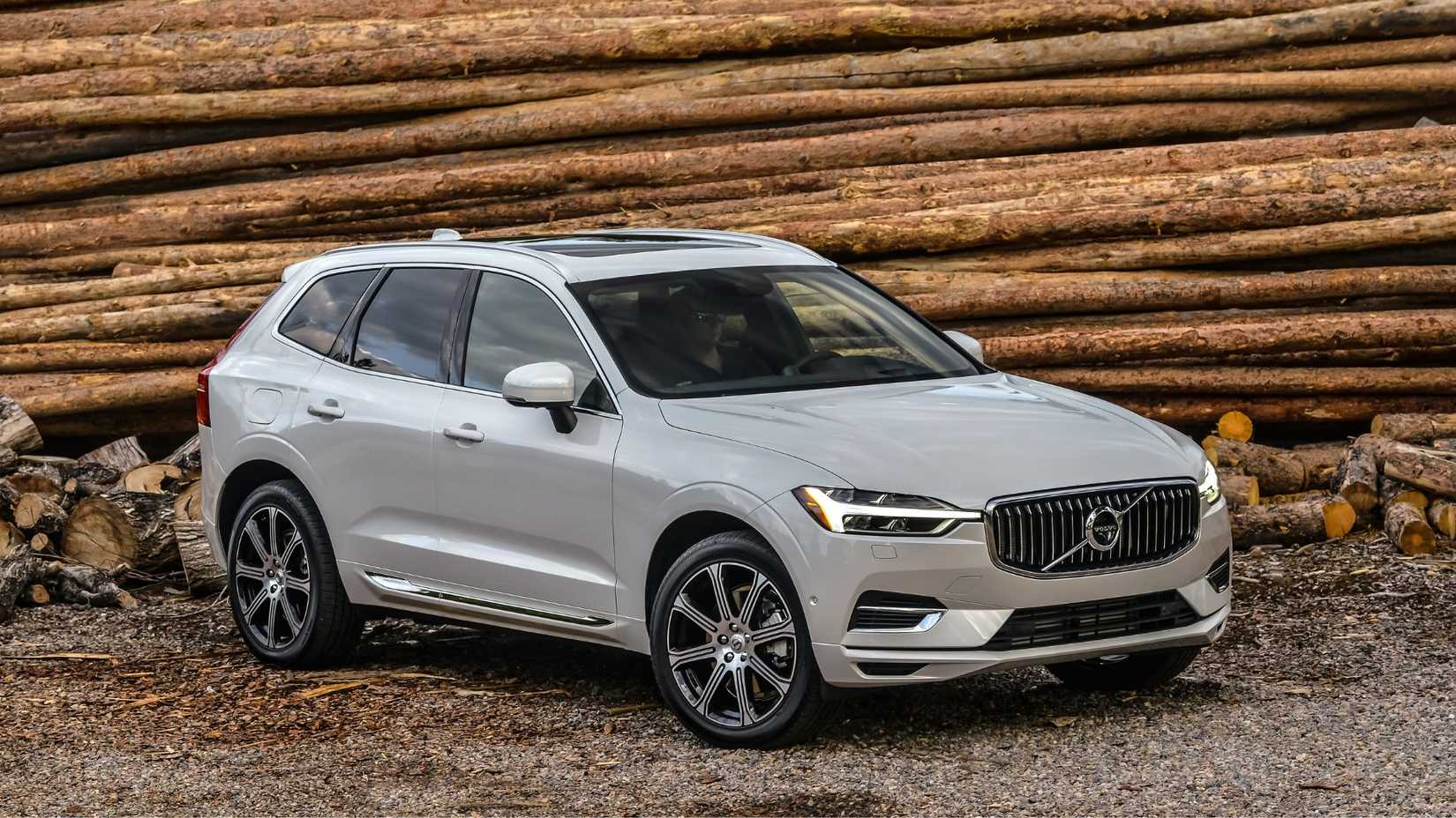 Static front 3/4 shot of a gray 2017 Volvo XC60 T8 Inscription.