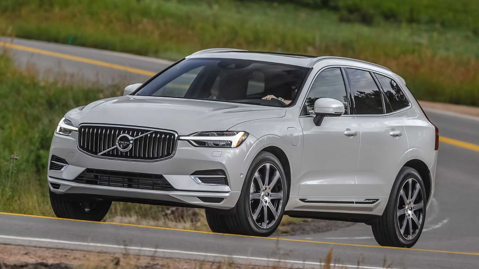 Dynamic front 3/4 shot of a gray 2017 Volvo XC60 T8 Inscription.