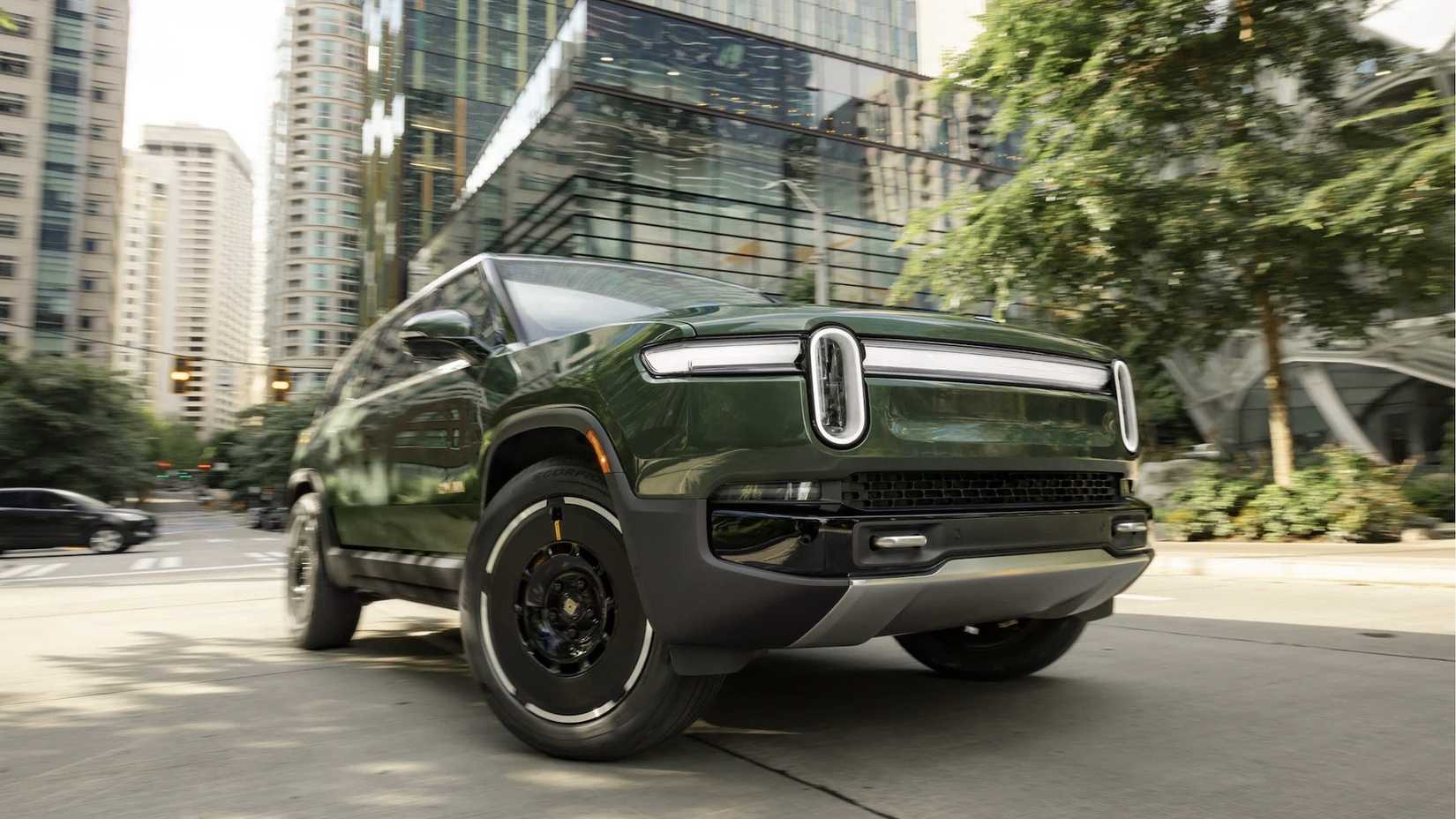 2025 Rivian R1S front, three-quarter