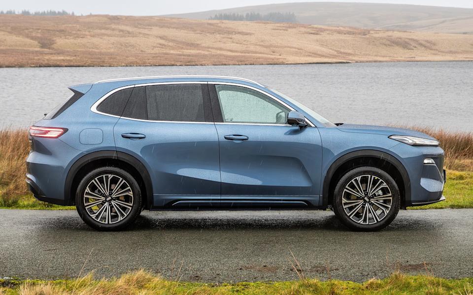The Starray is front-wheel drive and has MacPherson strut front suspension with a multi-link independent rear