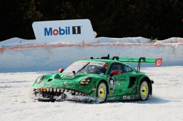 Porsche 911 GT3 R "Rexy" eating snow [OC] (6264x3916)