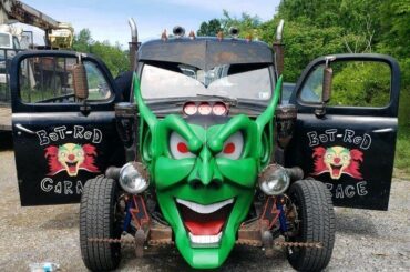 What the hell am I looking at… 😳 Saw this at a show and still can’t figure it out…