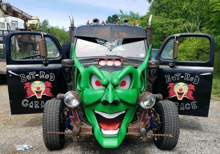 What the hell am I looking at… 😳 Saw this at a show and still can’t figure it out…