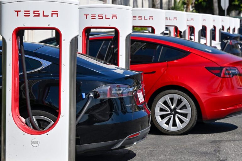 Outgoing Tesla Exec Says He Slept Under His Desk During a 'Deathwatch'