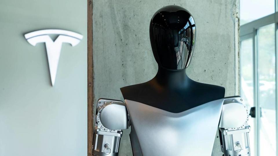 Elon Musk wants to end its dependence on external suppliers such as TSMC and Samsung for chips that power its Optimus humanoid robots and other products. Shutterstock