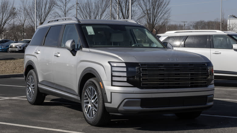 Noblesville - February 27, 2026: Hyundai Palisade SEL Premium AWD 3-Row Midsize SUV display. Hyundai offers the Palisade with a 3.5L V6 engine. MY:2026