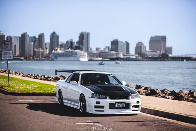 Nissan Skyline R34 in front Ohr the San Diego Skyline [6016 x 4016]