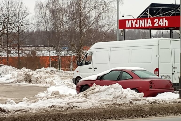 [Fiat Coupe] spotted while waiting for a bus