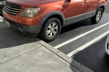 An rare orange Kia Borrego and more random cars spotted recently.