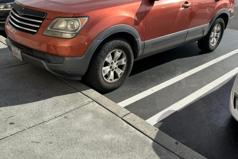An rare orange Kia Borrego and more random cars spotted recently.