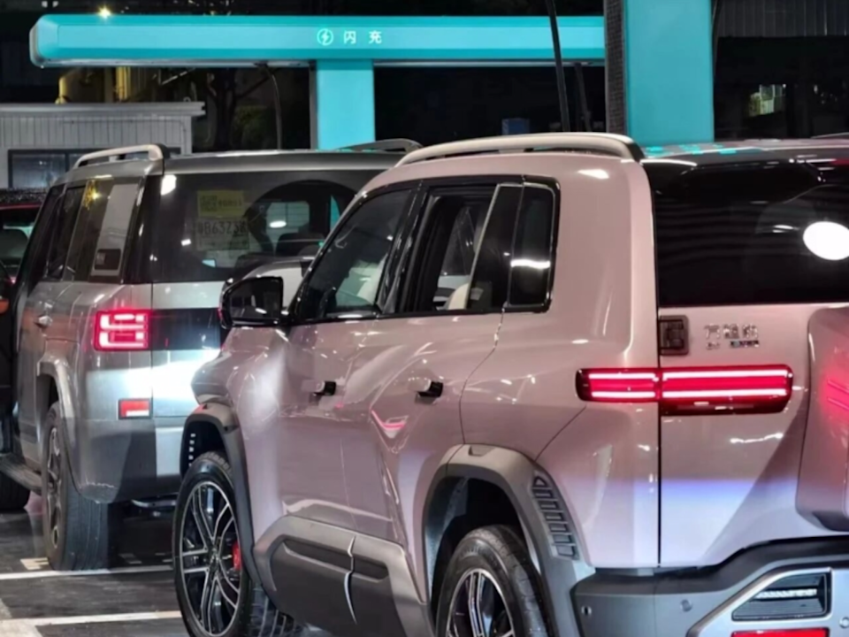 EVs are lined up to Flash Charge – not parked.BYD Fans via CarNewsChina