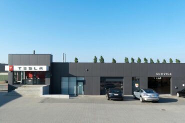 Tesla driver frustrated after routine service ends in chaos