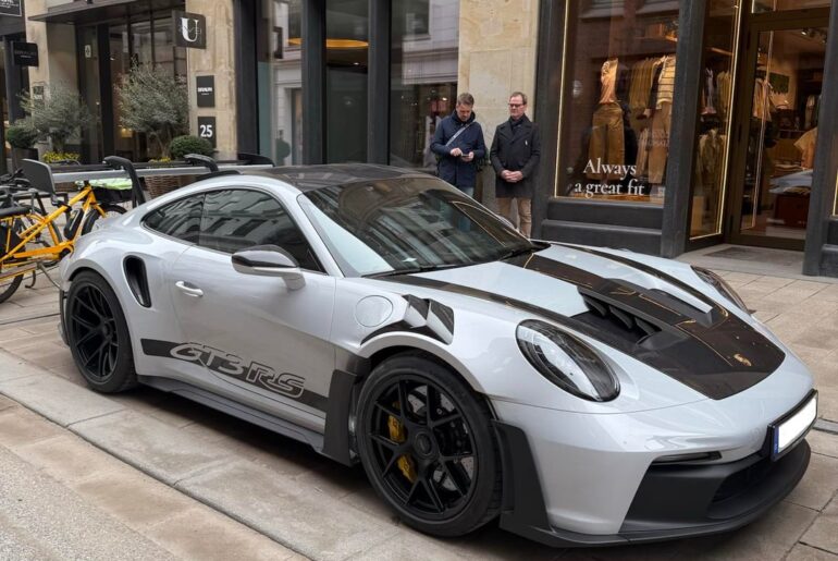 Spotted these two [Porsche GT3 RS] and was absolutely speechless.